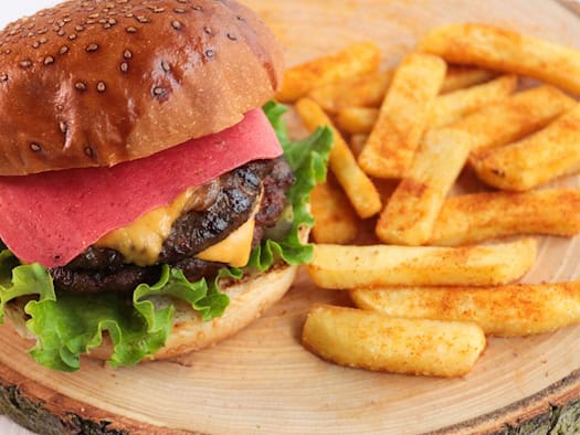 Burger links und Pommes Frites rechts