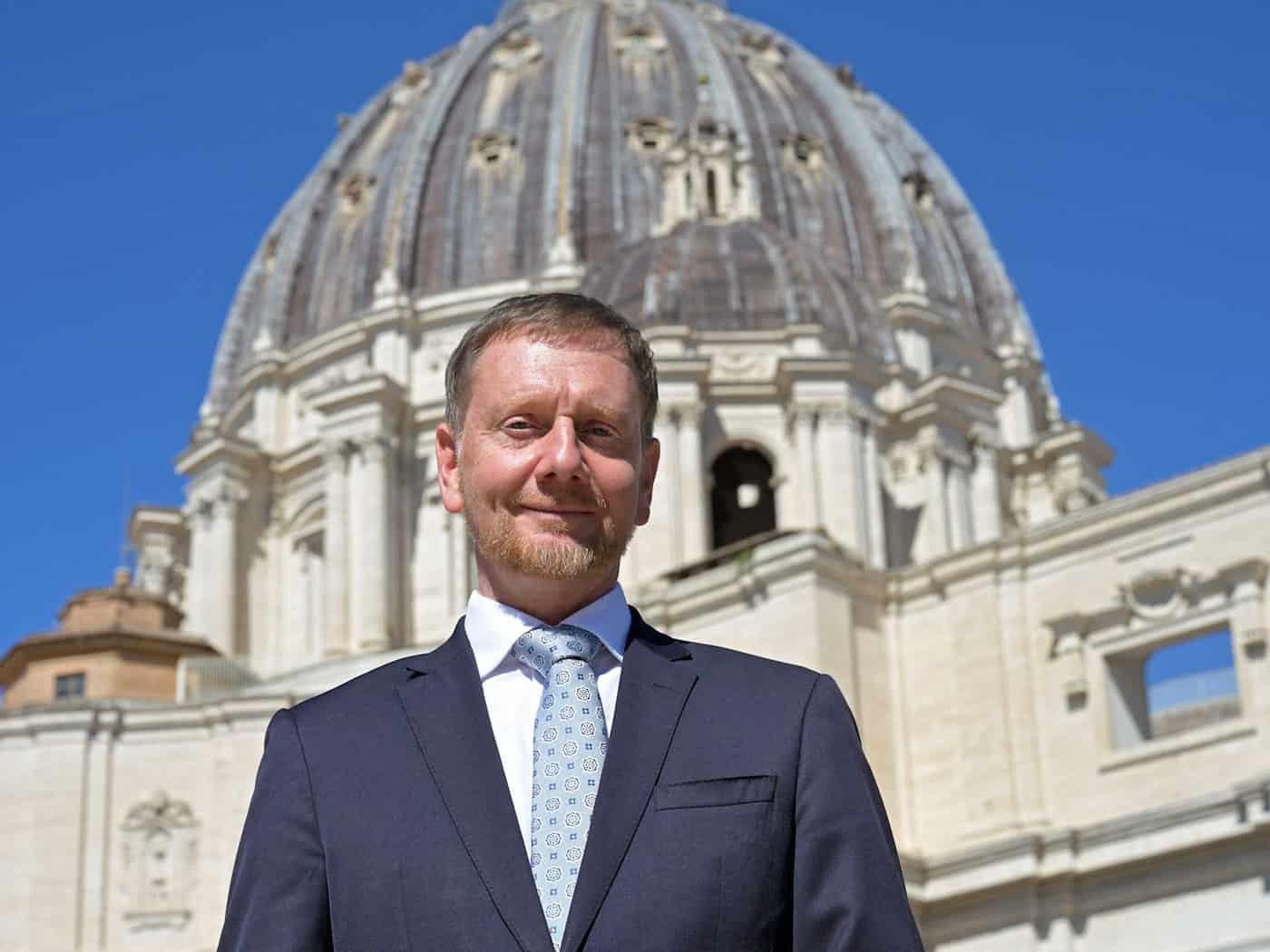 Papst bekommt Christstollen aus dem Erzgebirge
