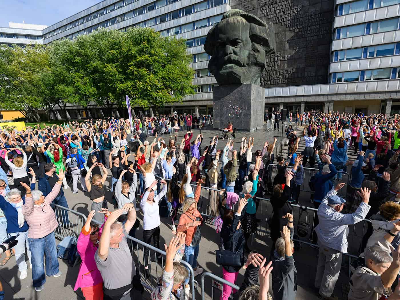 Rund 730 tanzen am Karl-Marx-Monument – Weltrekord verpasst