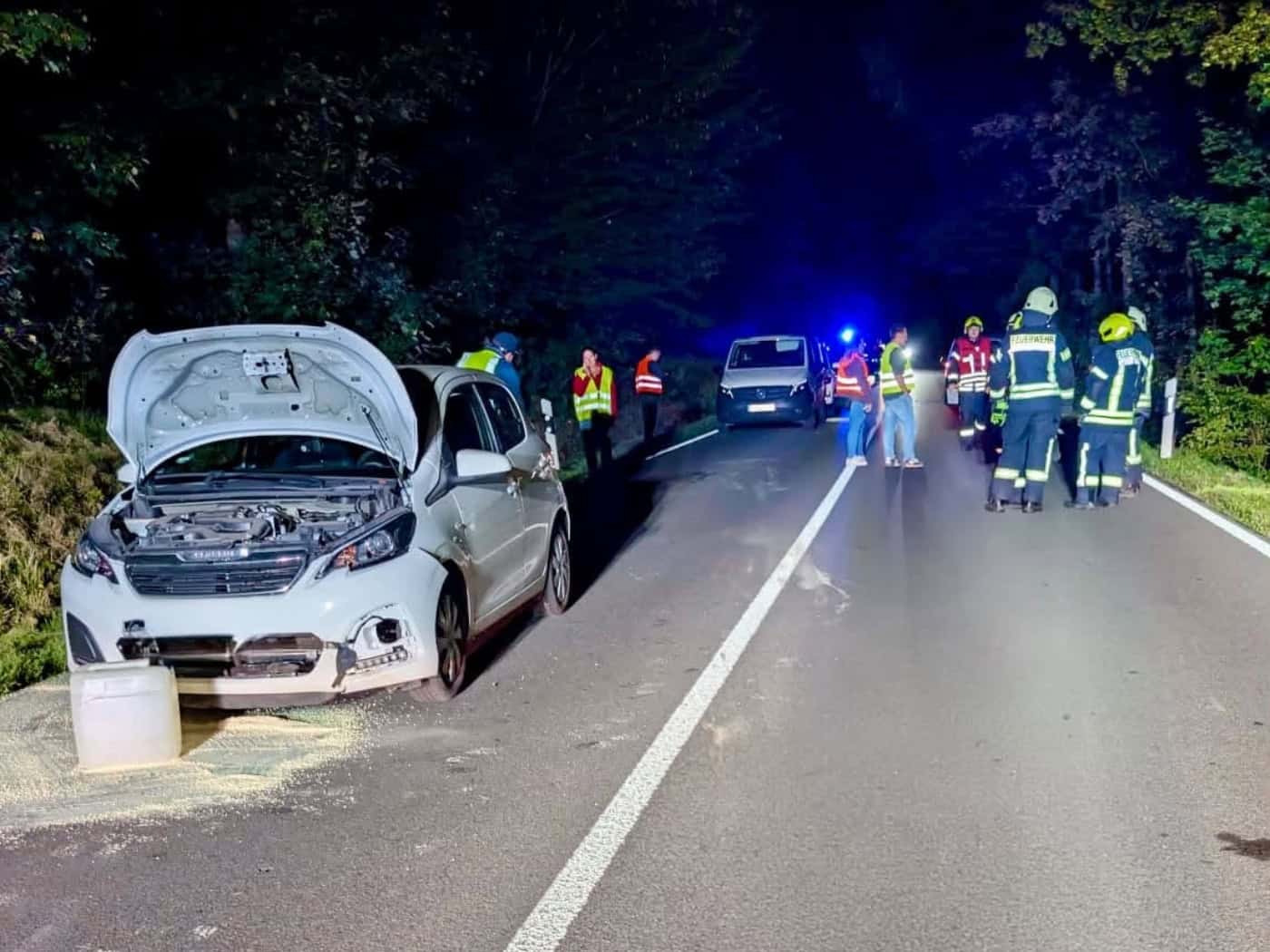Feuerwehr Scharfenberg beseitigt ausgelaufenes Öl auf B6