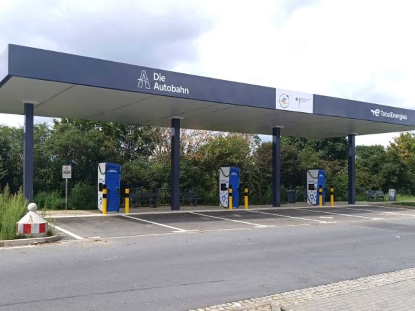 Erster Sachsen-Schnellladepark an der A13 bei Thiendorf