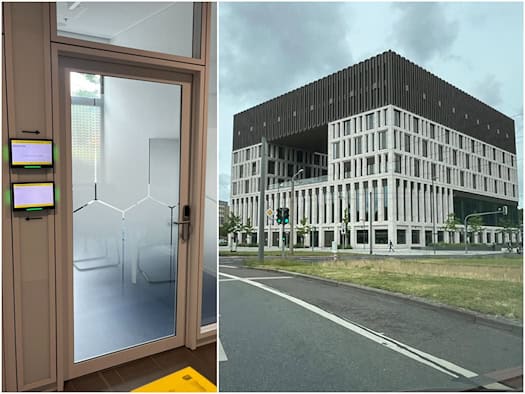 Zweigeteiltes Bild: Links eine Glastür mit Sichtschutzfolie und zwei digitalen Raumschildern (Raum E-106). Rechts die Außenansicht des modernen Dresdner Stadtforums an der Waisenhausstraße mit hellem Stein- und dunklem Obergeschoss unter grauem Himmel.