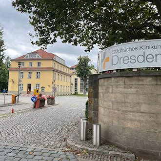 Eingangsbereich und Einfahrt zum Städtischen Klinikum Dresden (Standort Friedrichstadt)