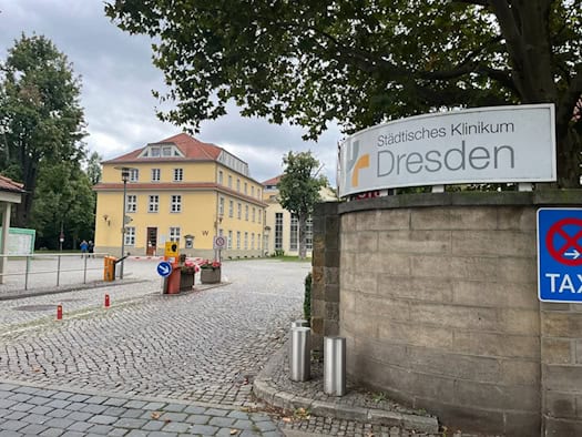 Eingangsbereich und Einfahrt zum Städtischen Klinikum Dresden (Standort Friedrichstadt)