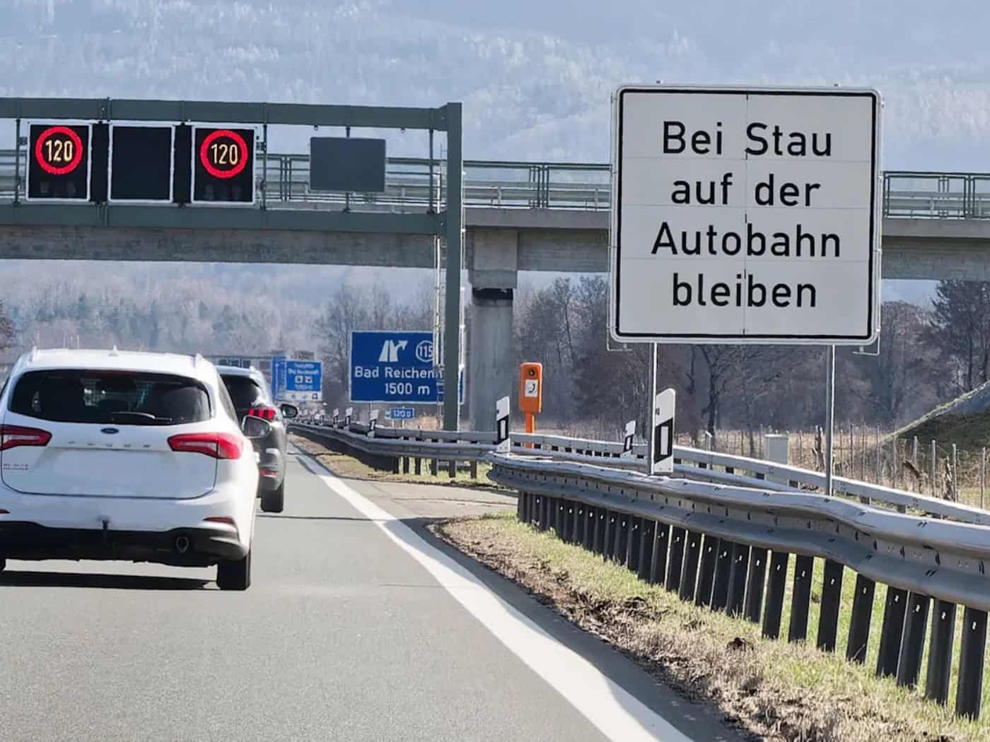 Zwei Autofahrer prügeln sich auf der  A 13 bei Schönborn