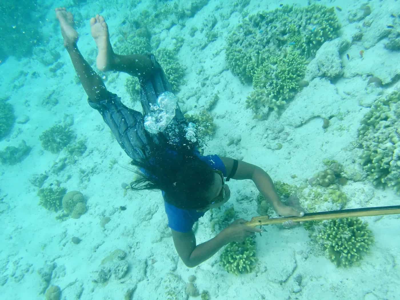 Taucherin der Sama-Bajau beim Fischfang unter Wasser