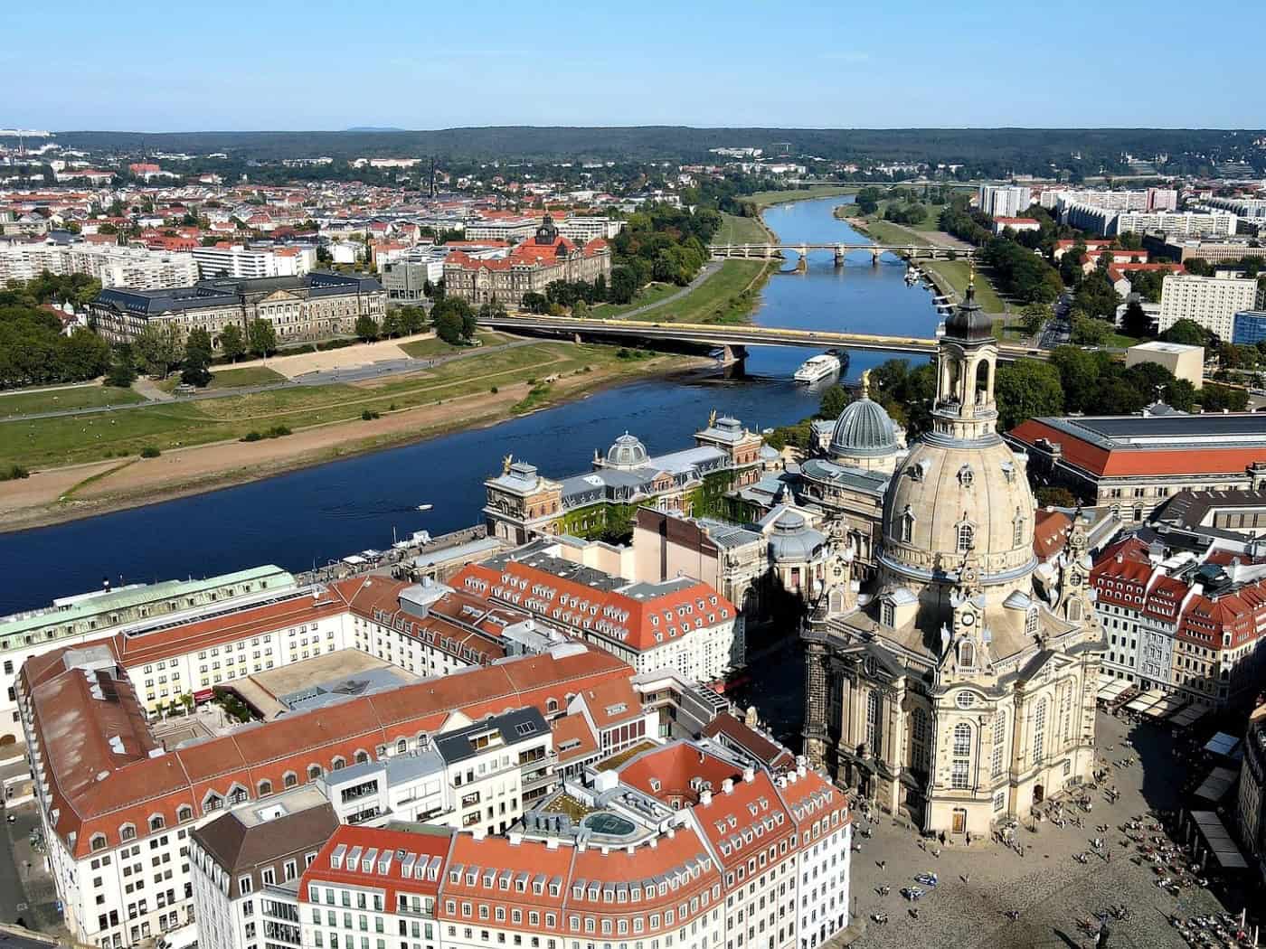 Luftaufnahme von Dresden mit Elbe, Frauenkirche und historischer Altstadt