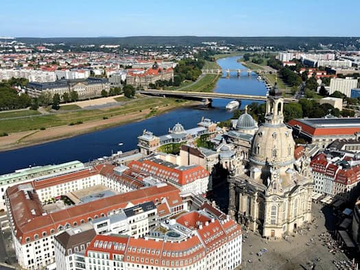 Luftaufnahme von Dresden mit Elbe, Frauenkirche und historischer Altstadt