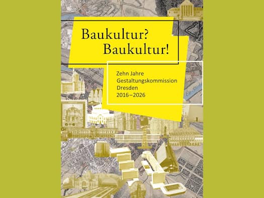 Ausstellungsplakat „Baukultur? Baukultur! Zehn Jahre Gestaltungskommission Dresden 2016–2026“ auf einer Collage aus historischen Stadtplänen, Zeichnungen und Grafiken bekannter Dresdner Monumente und moderner Bauwerke.