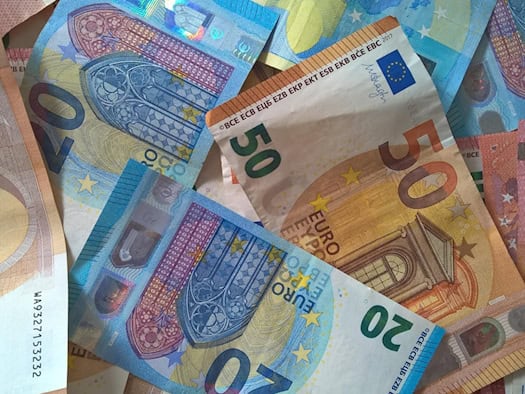 Symbolbild zum Thema Geld: Nahaufnahme mehrerer Euro-Geldscheine, darunter 50-, 20- und 10-Euro-Scheine, die ungeordnet übereinanderliegen.