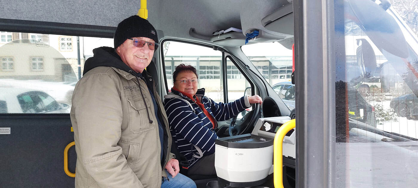 Die BürgerBus-Fahrerin Sabine Seidel mit Fahrerkollege Joachim Hendel I Foto: Verkehrsverbund Vogtland GmbH Die BürgerBus-Fahrerin Sabine Seidel mit Fahrerkollege Joachim Hendel