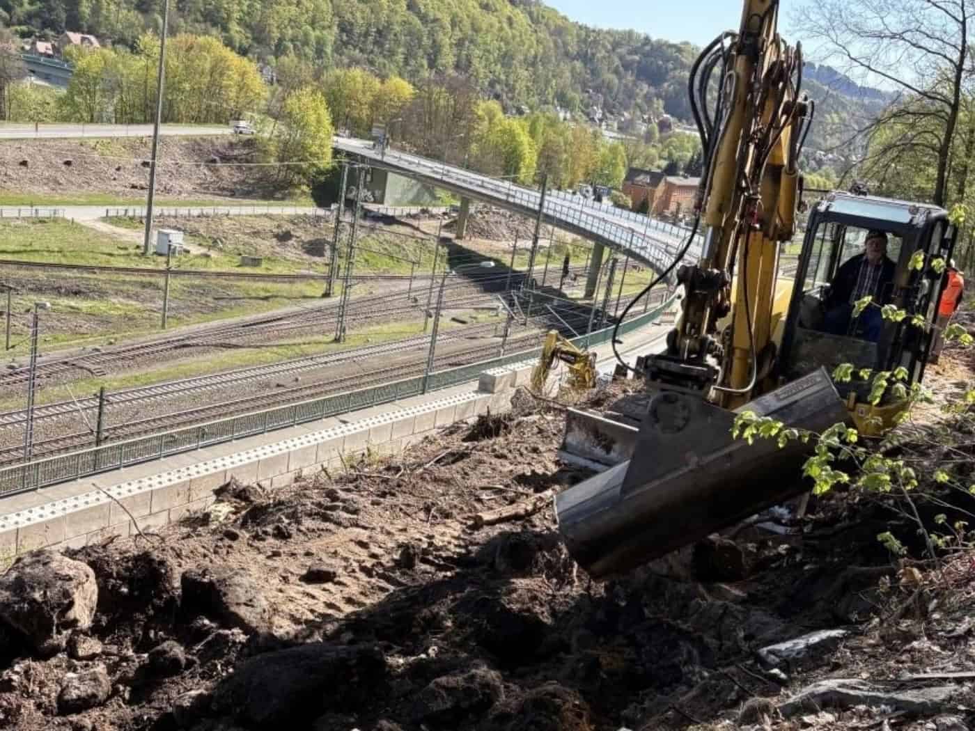 Bahnbrücke der Staatsstraße 169 bei Krippen, die künftig mit einer Schallemissions-Messanlage überwacht werden soll.