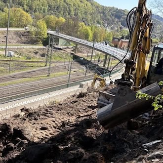 Bahnbrücke der Staatsstraße 169 bei Krippen, die künftig mit einer Schallemissions-Messanlage überwacht werden soll.