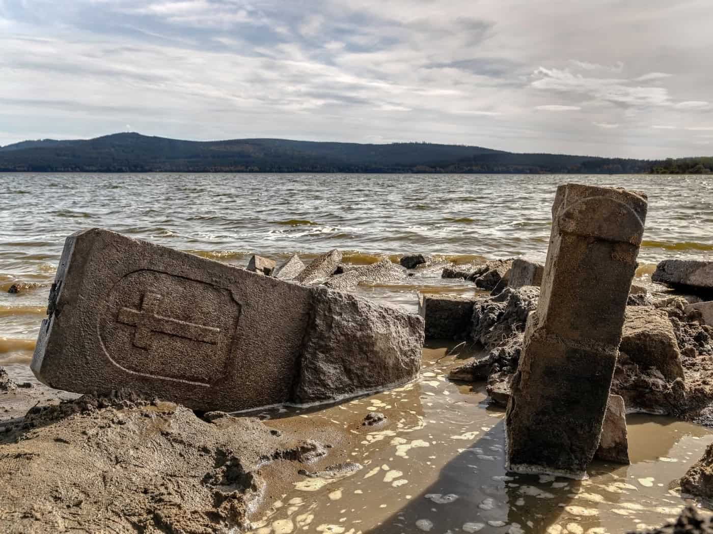 Trockenheit legt versunkenen Friedhof am Lipno-Stausee frei