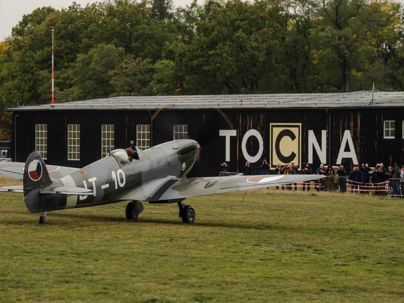 Historische Supermarine Spitfire IXe mit der Kennung SL633 und Markierungen der tschechoslowakischen RAF-Staffel bei einer Flugschau.