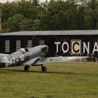 Historische Supermarine Spitfire IXe mit der Kennung SL633 und Markierungen der tschechoslowakischen RAF-Staffel bei einer Flugschau.