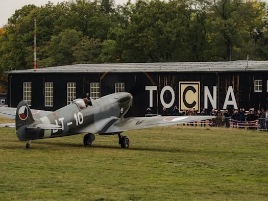 Historische Supermarine Spitfire IXe mit der Kennung SL633 und Markierungen der tschechoslowakischen RAF-Staffel bei einer Flugschau.