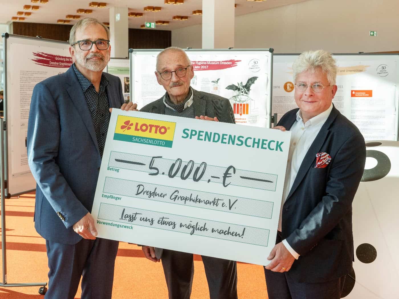 Sebastian Nobert, Prof. Herbert Marx und Frank Schwarz bei der Übergabe des Schecks.