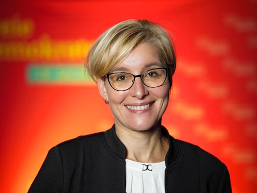 Porträt von Anita Maaß, Bürgermeisterin von Lommatzsch, mit kurzen blonden Haaren und schwarzer Brille