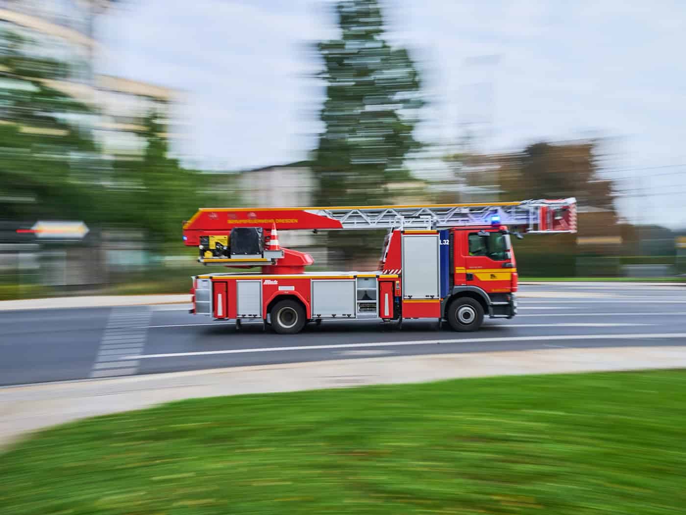 Baum trifft fahrendes Auto - Fahrer bleibt unverletzt