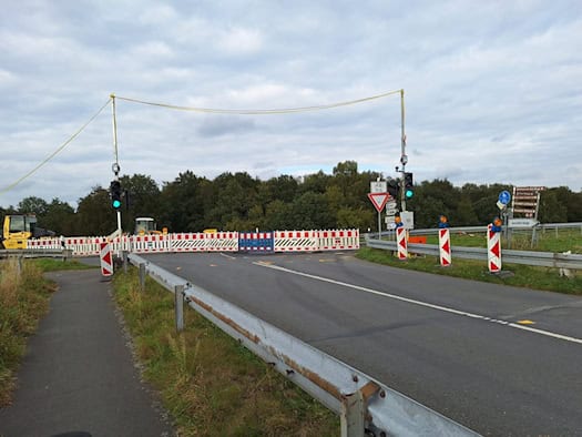Baustellenampel und rot-weiße Absperrung an einer Landstraße