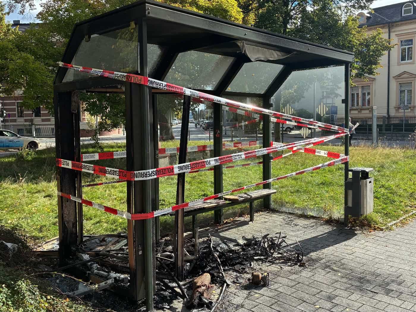 Bushaltestelle am Postplatz in Brand: Polizei sucht Zeugen
