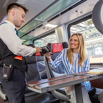 Zugbegleiter der Tschechischen Bahn bei der Fahrkartenkontrolle in einem Reisezug.