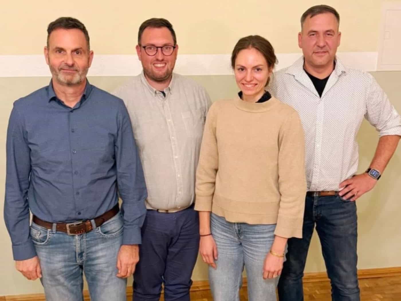 Drei Männer und eine Frau stehen nebeneinander vor einer hellen Wand, rechts unten das Logo des CDU-Stadtverbands Nossen