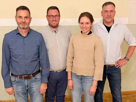 Drei Männer und eine Frau stehen nebeneinander vor einer hellen Wand, rechts unten das Logo des CDU-Stadtverbands Nossen