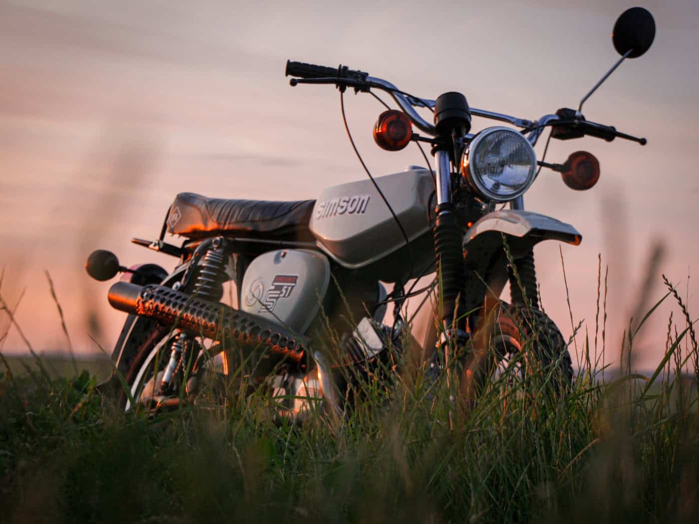 Riskante Verfolgungsjagd: Mopedfahrer rast durch enge Gassen