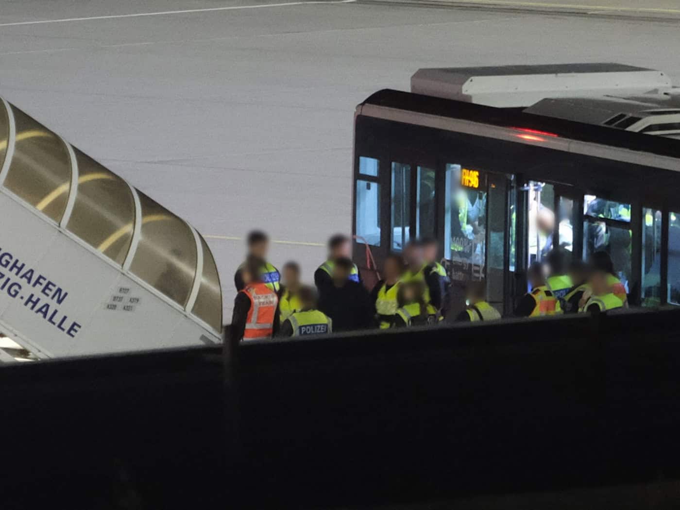 Demonstration gegen Abschiebungen am Flughafen Leipzig