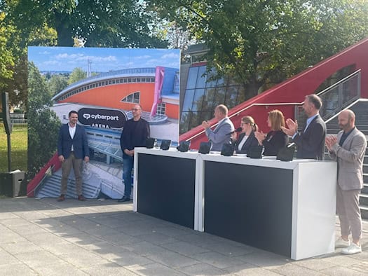 Offizielle Präsentation vor der Dresdner Arena: Links steht eine Fotowand mit der Abbildung der Sporthalle und dem neuen Schriftzug „cyberport ARENA“. Rechts klatschen Vertreter von Stadt und Sponsor an einem weißen Stehpult.