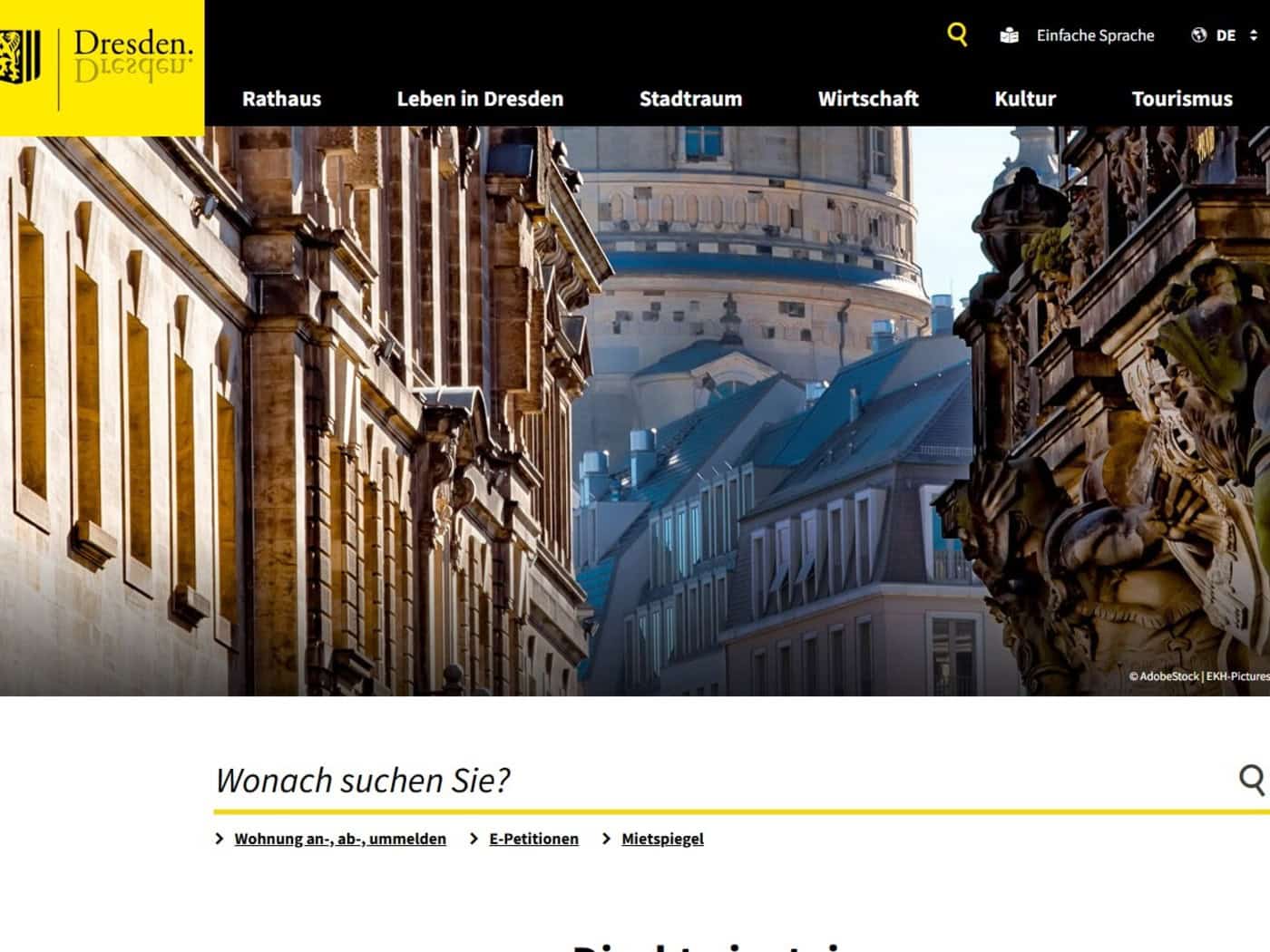 Screenshot der Startseite von dresden.de. Oben links ist das gelbe Dresden-Logo zu sehen, darunter ein Headerbild der historischen Altstadt und die Suchleiste „Wonach suchen Sie?“ mit Verlinkungen wie Wohnungsanmeldung und Mietspiegel.