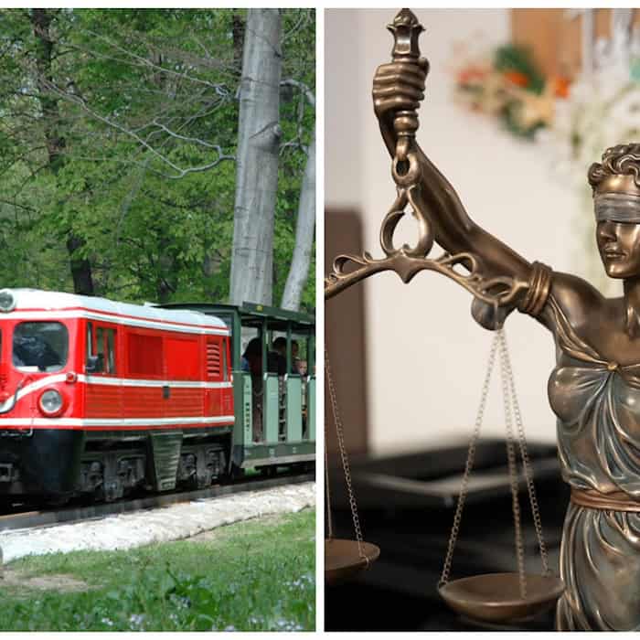 Fotocollage: Links fährt eine rot-weiße Miniatureisenbahn der Dresdner Parkeisenbahn im Park, rechts ist die Bronze-Statue der Justitia mit Waage und Augenbinde zu sehen.