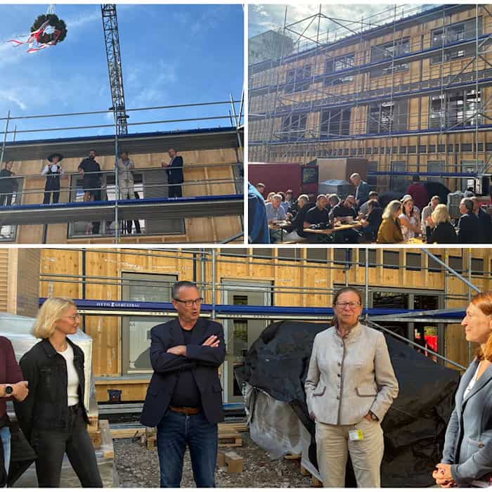 Dreiteilige Fotocollage: Oben hängt ein Richtkranz über dem Gerüst des Holzneubaus und Gäste feiern davor. Unten steht Bildungsbürgermeister Jan Donhauser mit Gesprächspartnern vor der Kita-Baustelle in Dresden-Prohlis.