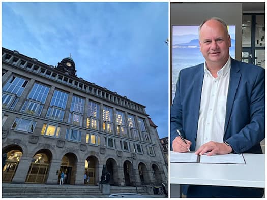 Zweiteilige Fotocollage: Links die beleuchtete Fassade des Neuen Rathauses Dresden bei Dämmerung. Rechts Oberbürgermeister Dirk Hilbert im blauen Sakko, der lächelnd ein Dokument unterschreibt.