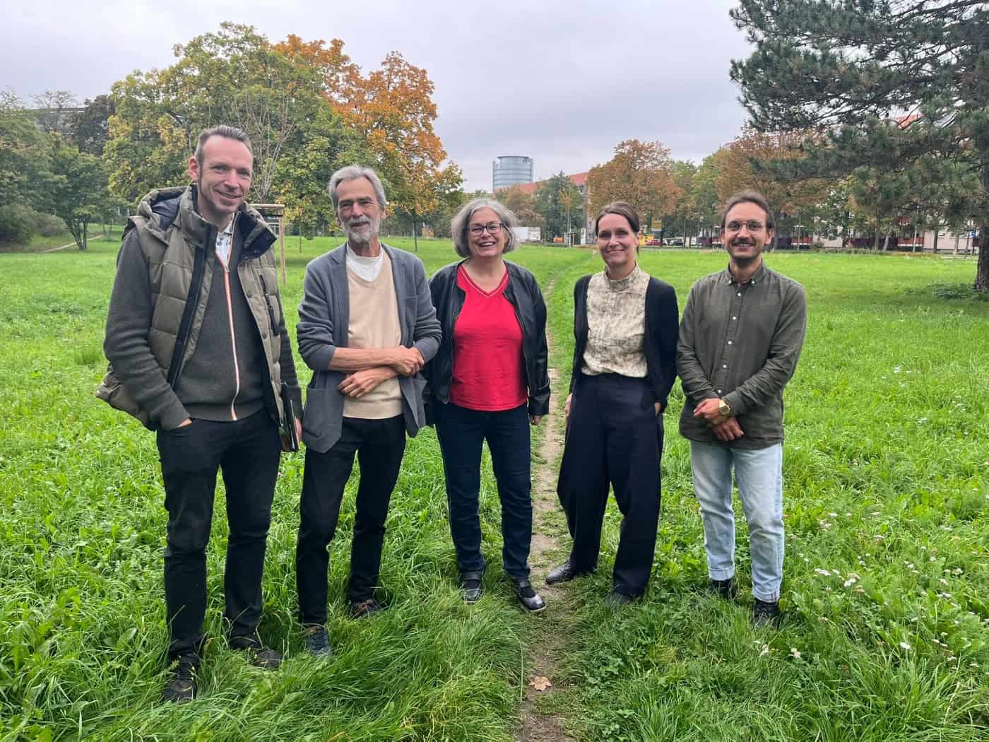 Fünf Personen stehen lächelnd nebeneinander auf einer Wiese an einem Pfad: Jan Weber, Andreas Kretschmer, Umweltbürgermeisterin Eva Jähnigen, Arlett Wilhelm und Friedrich Findeisen vor dem Areal der künftigen Waldinsel.