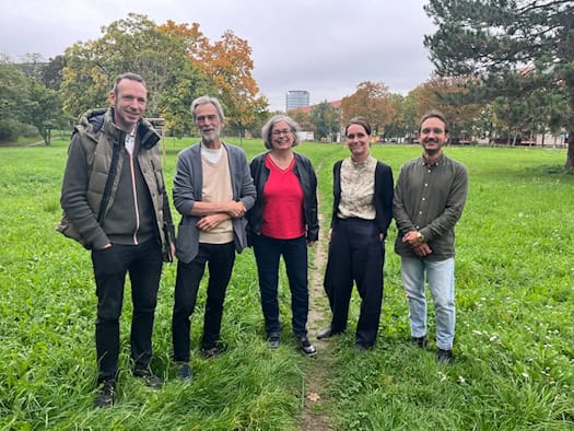 Fünf Personen stehen lächelnd nebeneinander auf einer Wiese an einem Pfad: Jan Weber, Andreas Kretschmer, Umweltbürgermeisterin Eva Jähnigen, Arlett Wilhelm und Friedrich Findeisen vor dem Areal der künftigen Waldinsel.