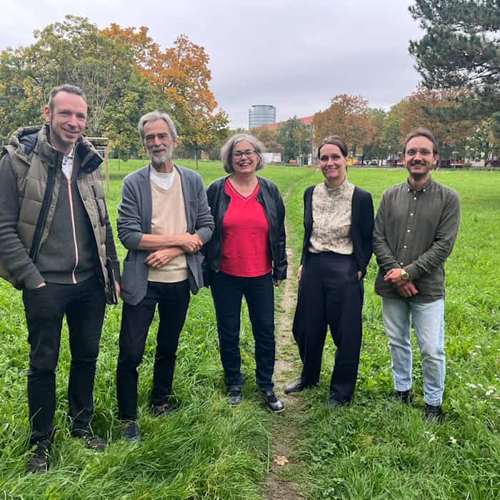 Fünf Personen stehen lächelnd nebeneinander auf einer Wiese an einem Pfad: Jan Weber, Andreas Kretschmer, Umweltbürgermeisterin Eva Jähnigen, Arlett Wilhelm und Friedrich Findeisen vor dem Areal der künftigen Waldinsel.