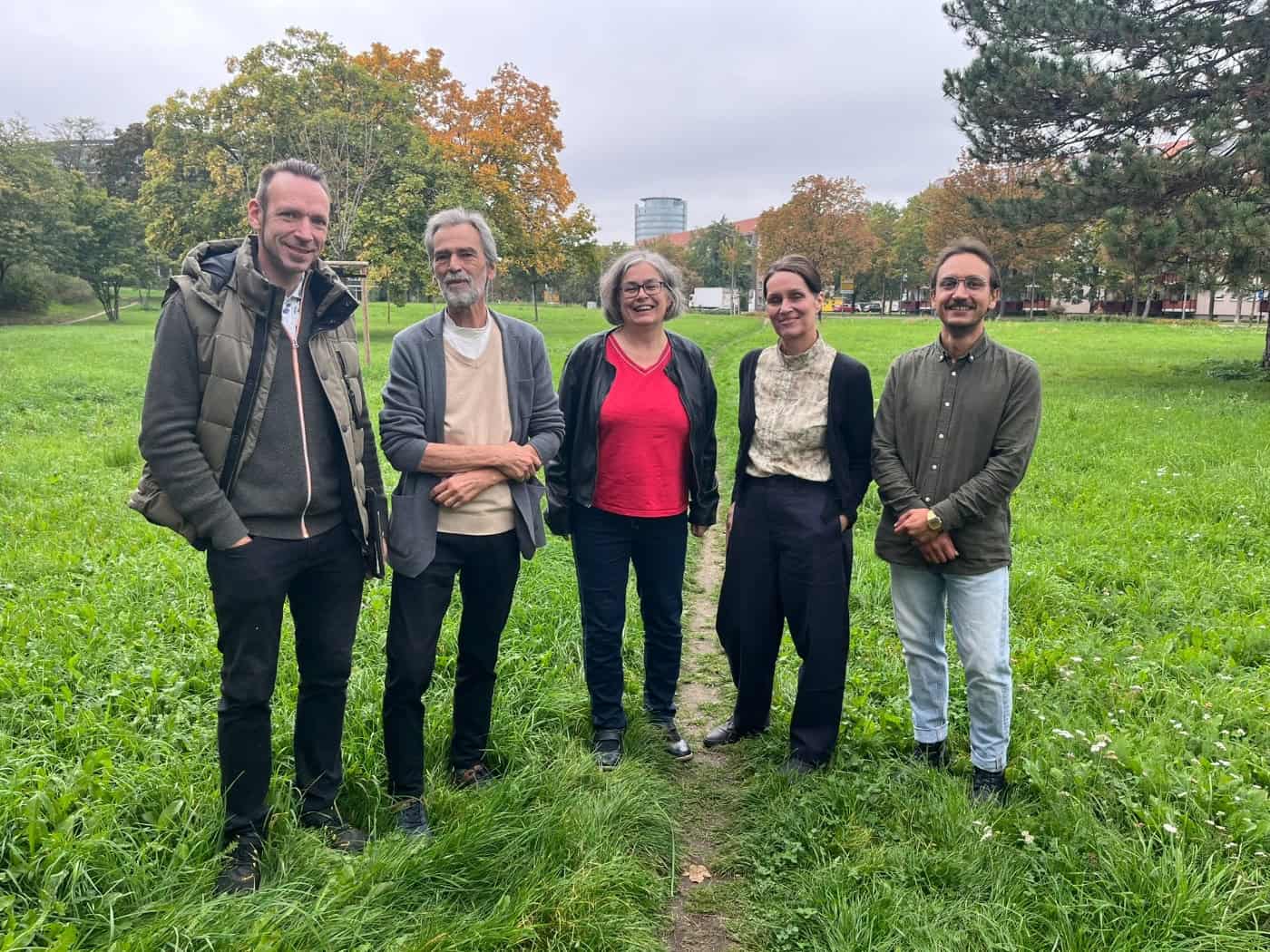 Fünf Personen stehen lächelnd nebeneinander auf einer Wiese an einem Pfad: Jan Weber, Andreas Kretschmer, Umweltbürgermeisterin Eva Jähnigen, Arlett Wilhelm und Friedrich Findeisen vor dem Areal der künftigen Waldinsel.