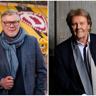 Fotocollage: Links Opernsänger René Pape mit Brille, Bart und Schal vor den Tribünen des Rudolf-Harbig-Stadions. Rechts Schlagersänger Howard Carpendale in dunklem Sakko mit weißem Hemd und Schal vor einer Holzwand.