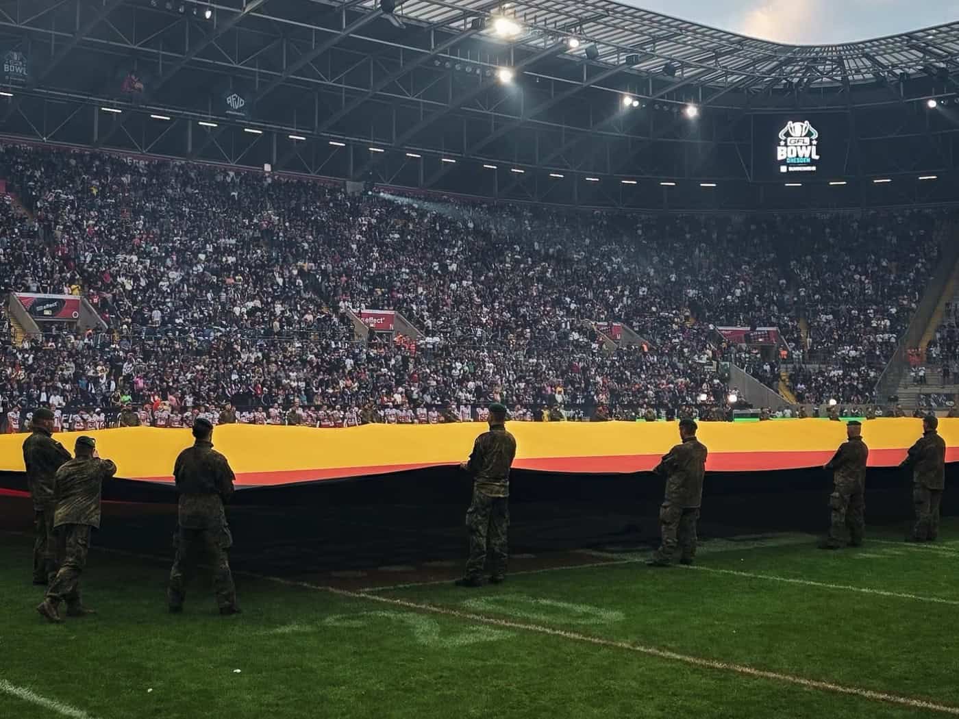 Auf 1.800 Quadratmeter im Stadion: Bundeswehr zeigt Flagge beim American Football