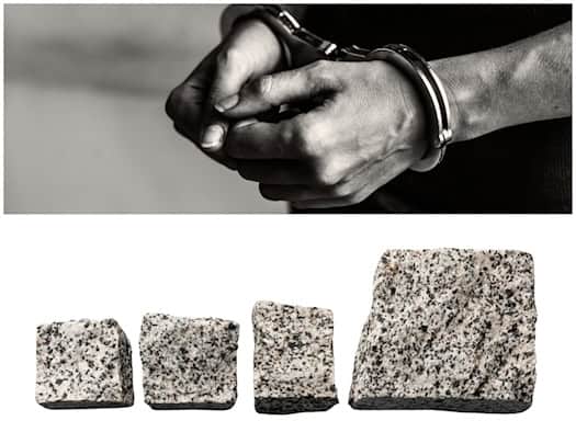 Zweiteilige Collage als Symbolbild. Oben sind die in Handschellen gelegten Hände einer Person in Schwarz-Weiß zu sehen. Unten liegen vier schwere, gesprenkelte Pflastersteine unterschiedlicher Größe vor weißem Hintergrund.