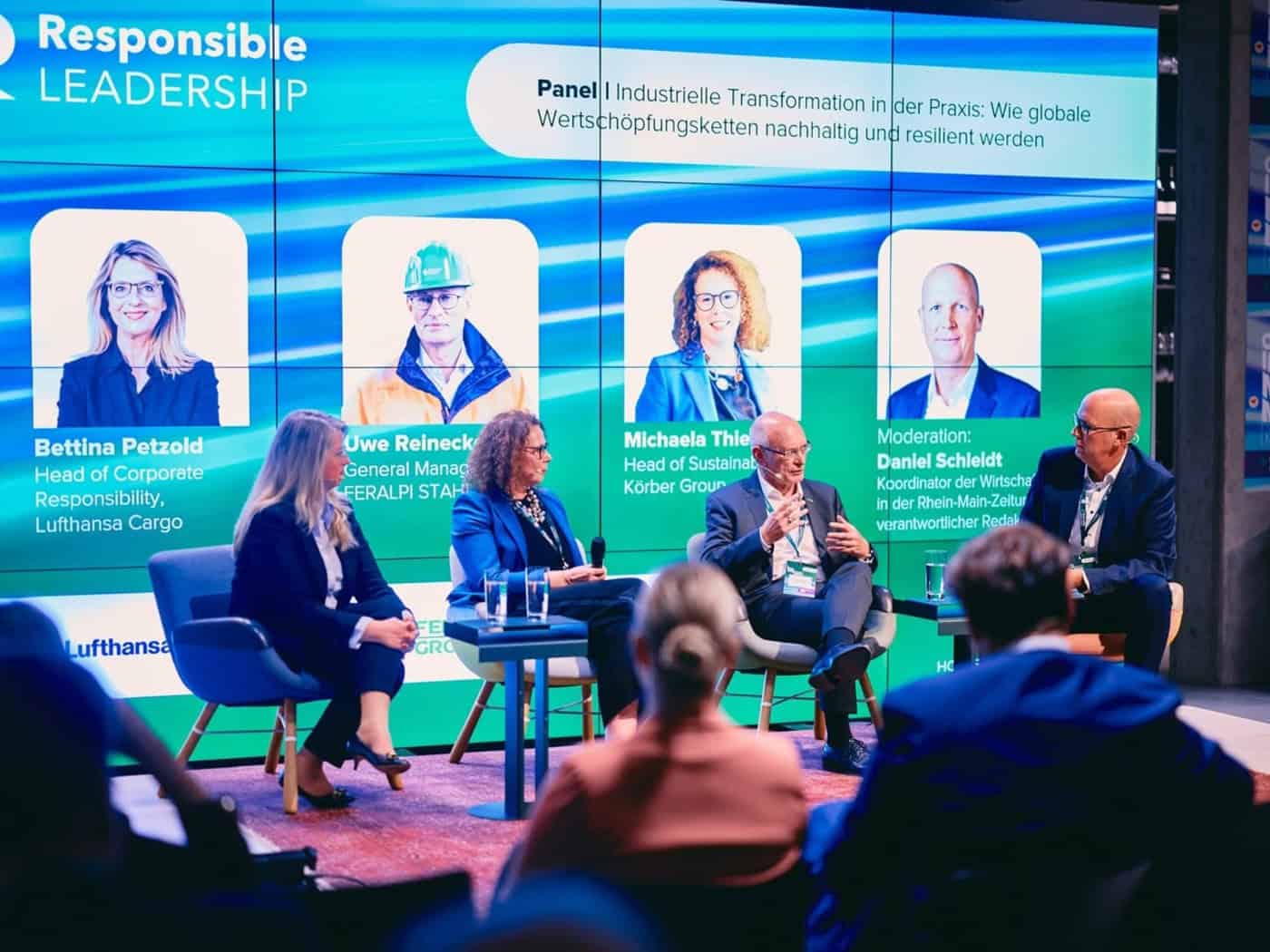 Vier Personen sitzen bei einer Podiumsdiskussion auf der Responsible Leadership Conference in Düsseldorf, darunter Feralpi-Manager Uwe Reinecke.
