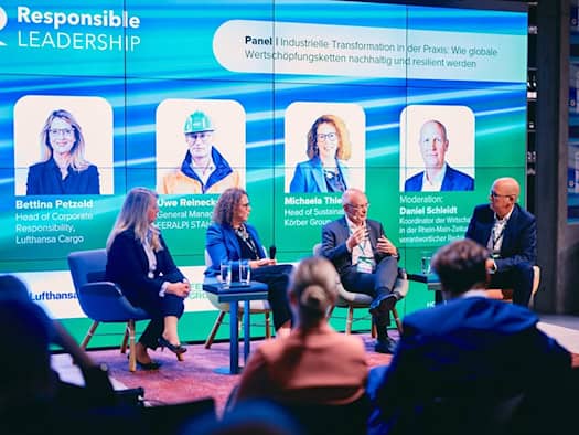 Vier Personen sitzen bei einer Podiumsdiskussion auf der Responsible Leadership Conference in Düsseldorf, darunter Feralpi-Manager Uwe Reinecke.