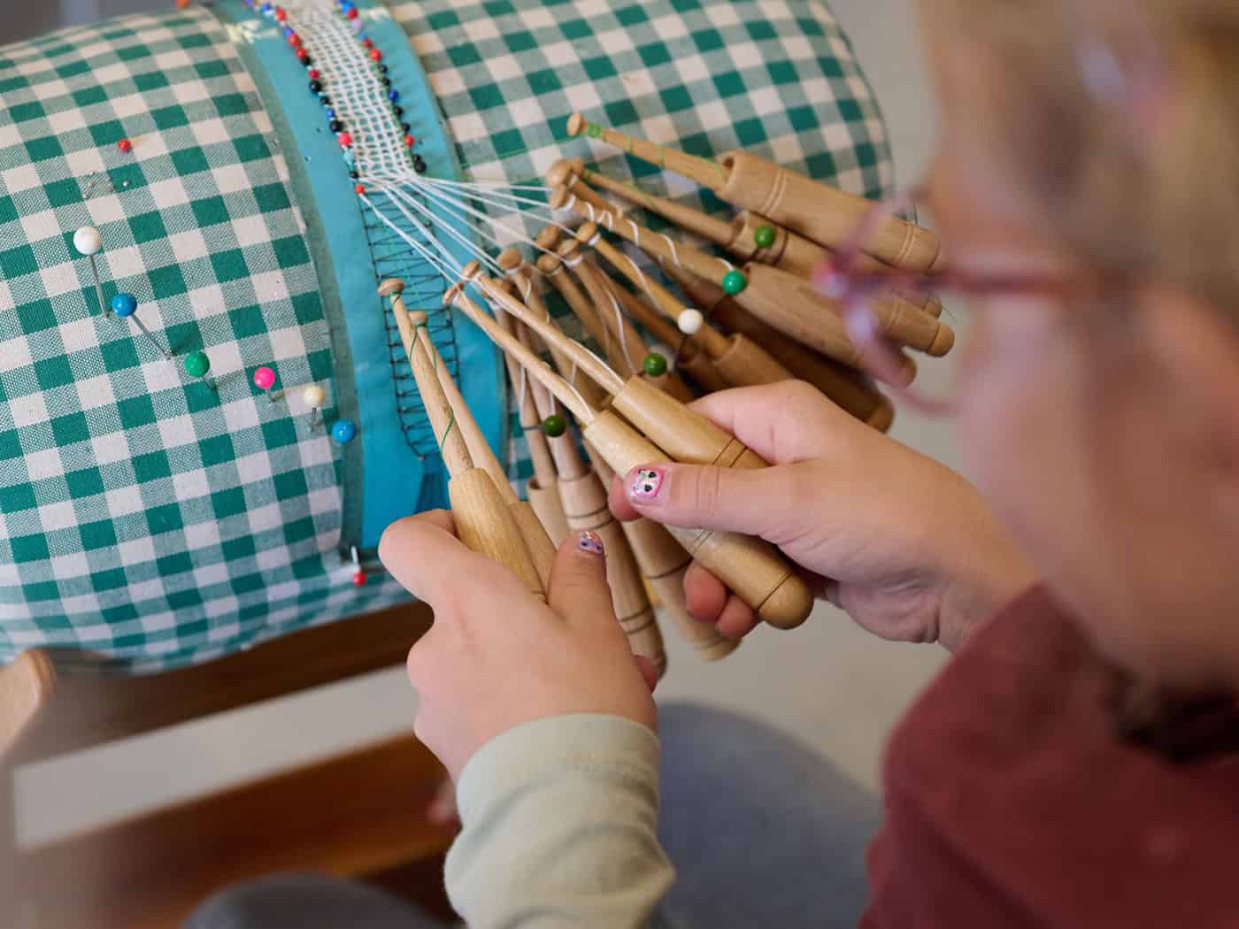 Gen Alpha hält beim Klöppeln die Fäden in der Hand