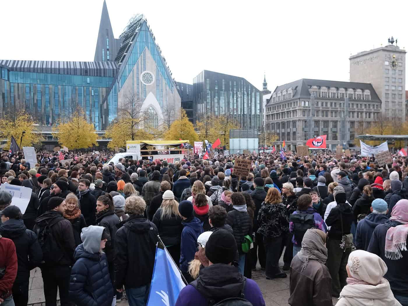 «Gen Z regelt»-Demo zieht durch Leipzig – Pyrotechnik