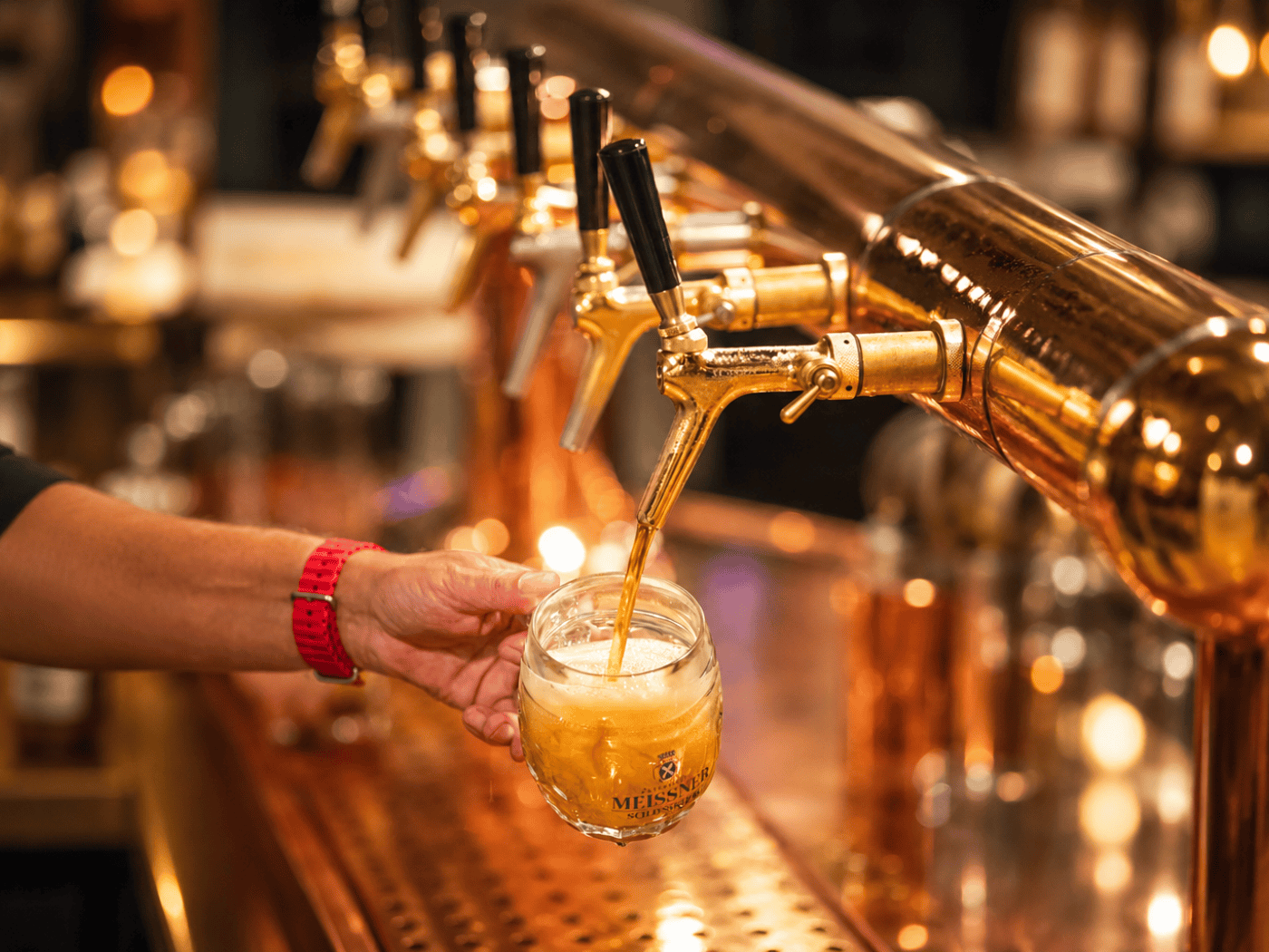 Brauer mit Bier