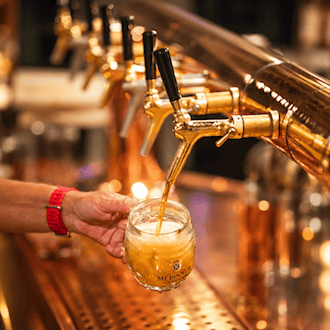 Brauer mit Bier