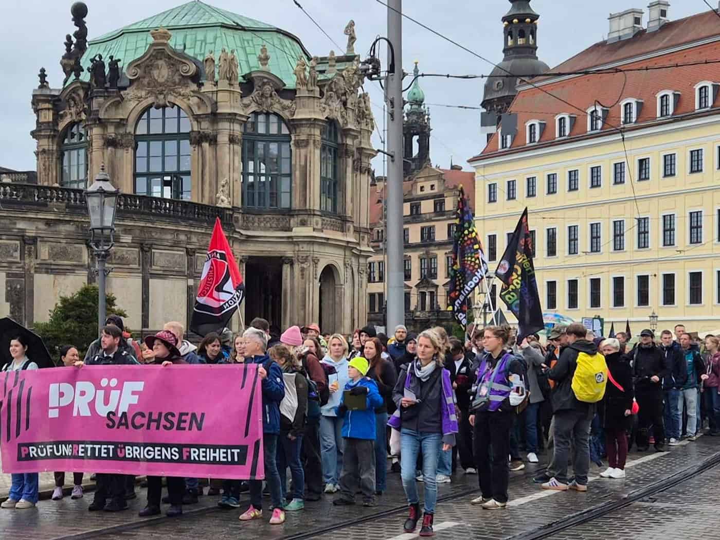 Hunderte demonstrieren in Dresden für Prüfung der AfD